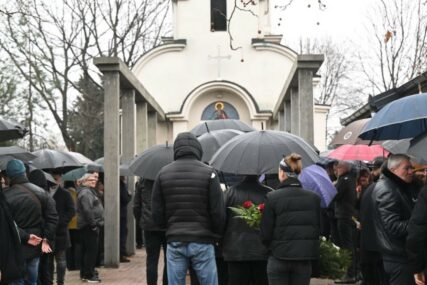 (FOTO) PUNO EMOCIJA I SUZA Legende srpske košarke i Stiv Ker na sahrani Dejana Milojevića