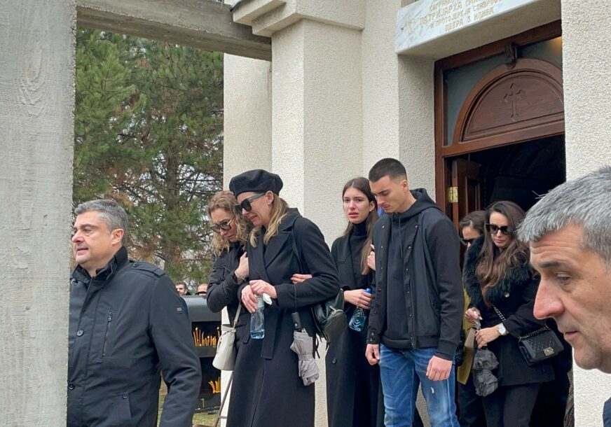 (VIDEO, FOTO) SRCEPARAJUĆE SLIKE SA SAHRANE Porodica se slomila na oproštaju od Dejana Milojevića