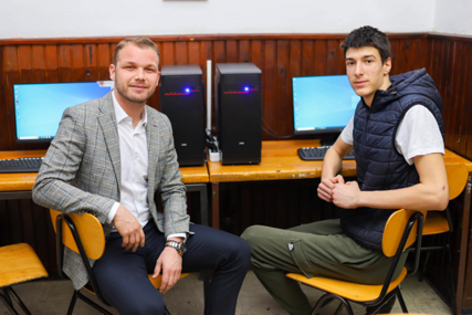 (FOTO) "Nastavićemo da pružamo podršku ovoj ustanovi" Stanivuković obradovao učenike OŠ „Branislav Nušić“ sa novim računarima