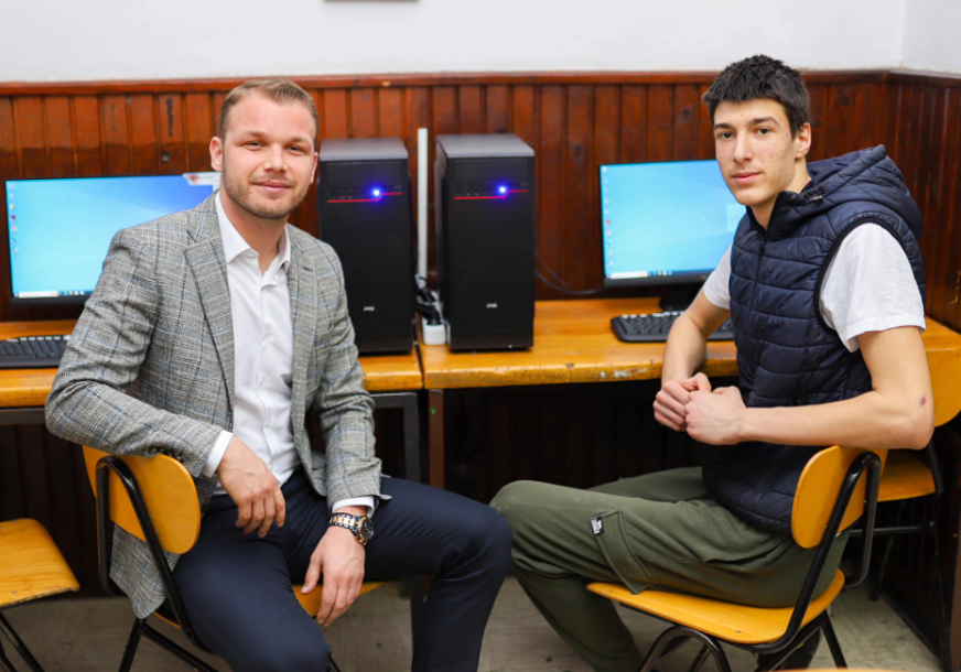 (FOTO) "Nastavićemo da pružamo podršku ovoj ustanovi" Stanivuković obradovao učenike OŠ „Branislav Nušić“ sa novim računarima