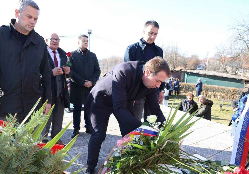 "Za jedan dan pobili više od 2.315 Srba" Selak položio cvijeće na spomenik stradalim u naselju Drakulić