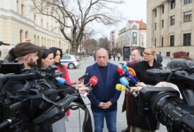 (FOTO) "Dodik podnosi apelaciju Ustavnom sudu BiH, a ne priznaje ga" Crnadak stigao pred Palatu Srpske da podsjeti na "jednu u nizu obmana i prevara SNSD"