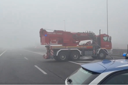 (VIDEO) Prvi snimci stravičnih nesreća u Italiji: Supružnike priklještio kamion, na stotine učesnika ostalo zaglavljeno u vozilima