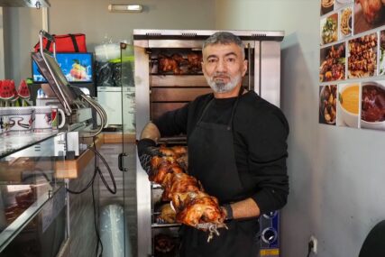 (FOTO) Od marketing stručnjaka sa britanskom diplomom do kuvara: Palestinac Jusri otvorio restoran u Travniku i nudi ove specijalitete