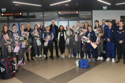 (FOTO) TOPLA DOBRODOŠLICA Danilović uz bukete cvijeća dočekao košarkašice Srbije i Marinu Maljković nakon izborene vize za Pariz