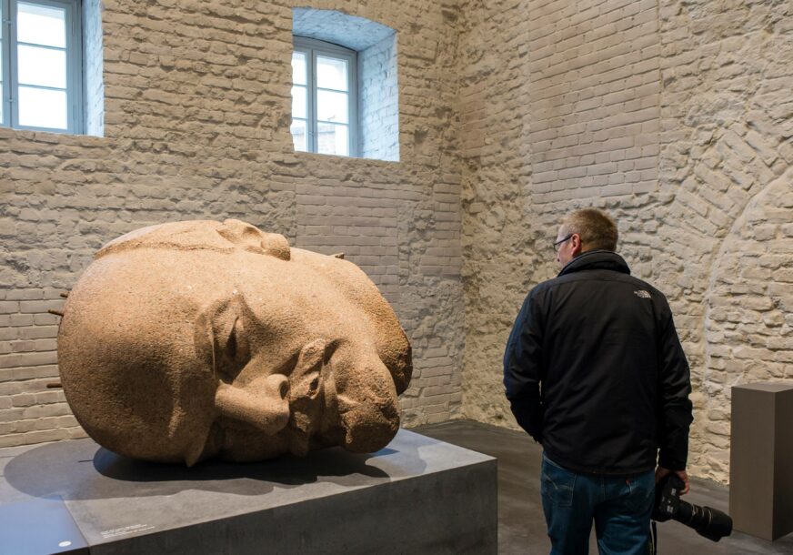 Lenjinova glava kao skulptura