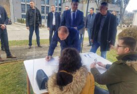 (FOTO) Crnadak i Marković potpisali peticiju protiv iskopavanja litijuma “Podržavamo ljude u Loparama da zaštite svoju sredinu”