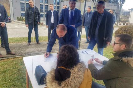 (FOTO) Crnadak i Marković potpisali peticiju protiv iskopavanja litijuma “Podržavamo ljude u Loparama da zaštite svoju sredinu”