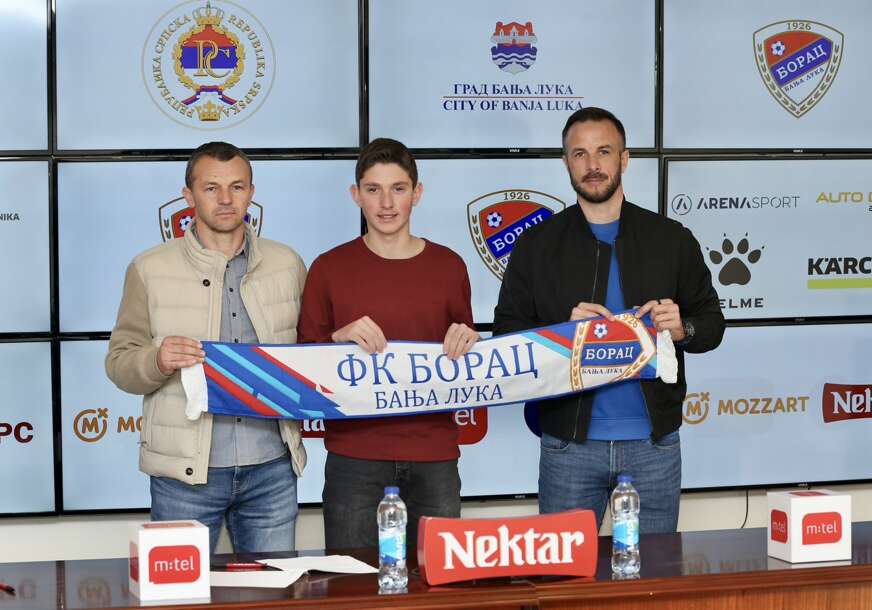 (FOTO) Banjalučani blindirali talentovanog fudbalera: Borac potpisao profesionalni ugovor sa kapitenom omladinske reprezentacije BiH