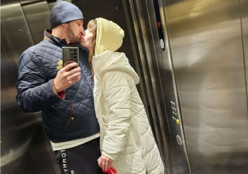 (FOTO) Bivši ljubavnici ponovo zajedno: Miljana i Zola pozirali u liftu zagrljeni, a onda je uslijedio poljubac