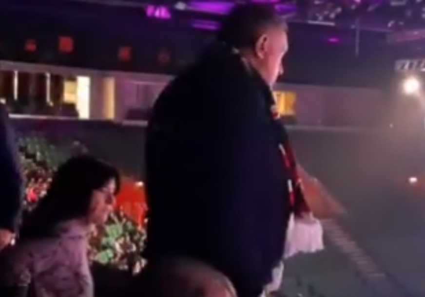 (VIDEO) Ima vremena i za uživanje: Dodik sa suprugom prisustvovao hokejaškoj utakmici