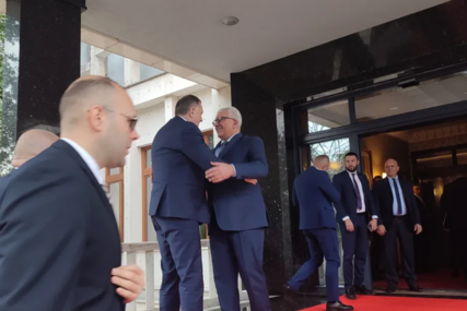 (VIDEO) "Raduje se Crna Gora u koju si došao" Dodik stigao u Podgoricu, Mandić ga srdačno dočekao