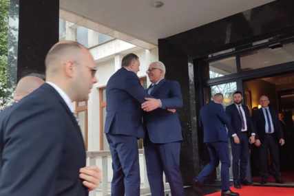 (VIDEO) PREDSJEDNIK SRPSKE U CRNOJ GORI Dodik i Mandić posjetili Saborni hram Hristovog Vaskrsenja i grob mitropolita Amfilohija u Podgorici