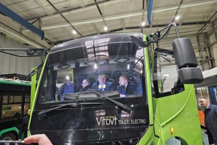 (VIDEO, FOTO) BESPLATAN PREVOZ ĐAKA I STUDENATA Dodik obećao autobuse na električni pogon za 10 gradova i opština, a jedan dobija Banjaluka