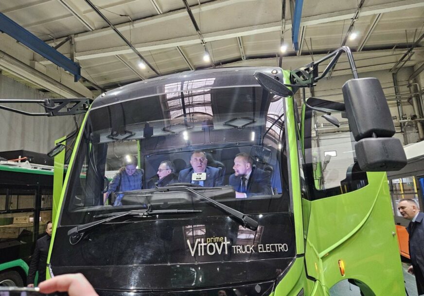 (VIDEO, FOTO) BESPLATAN PREVOZ ĐAKA I STUDENATA Dodik obećao autobuse na električni pogon za 10 gradova i opština, a jedan dobija Banjaluka