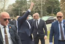 (VIDEO) "Šta da kažem" Dodik sa 3 prsta pozdravio demonstrante ispred Skupštine Crne Gore