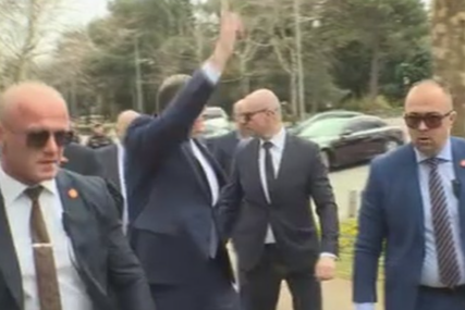 (VIDEO) "Šta da kažem" Dodik sa 3 prsta pozdravio demonstrante ispred Skupštine Crne Gore