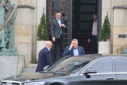 Milorad Dodik limuzina auto telefon