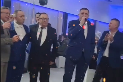 (VIDEO) „SAMO TAKO, SAMO TAKO, TO SRCE ŽELI“ Dodik zapjevao u Bijeljini na privatnom slavlju dr Zlatka Maksimovića