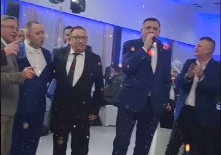 (VIDEO) „SAMO TAKO, SAMO TAKO, TO SRCE ŽELI“ Dodik zapjevao u Bijeljini na privatnom slavlju dr Zlatka Maksimovića