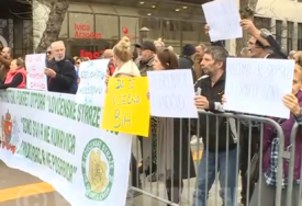 (VIDEO) "Vječna BiH" Grupa ljudi sa transparentima okupila se u Podgorici u znak protesta protiv posjete predsjednika Srpske
