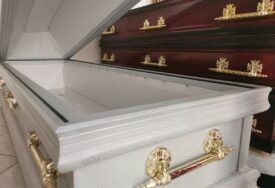 “Angažuju muziku i plaćaju narikače” Bogataši iz okoline Čačka žele da ih sahrane kao faraone u SKUPOCJENIM SANDUCIMA, a imaju i druge bizarne običaje