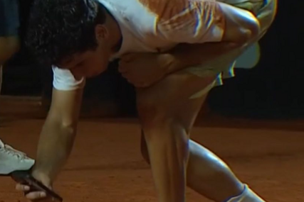 (VIDEO, FOTO) OVO SE NE VIĐA SVAKI DAN Španski teniser nakon auta koji je odlučio meč uzeo telefon kako bi dokazao svoje tvrdnje