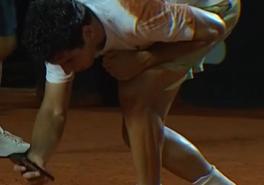 (VIDEO, FOTO) OVO SE NE VIĐA SVAKI DAN Španski teniser nakon auta koji je odlučio meč uzeo telefon kako bi dokazao svoje tvrdnje