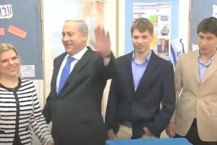 Izraeski premijer sa sinovima i ženom