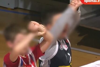 (VIDEO) IZAZVALI FENOMENALNE REAKCIJE Dječaci u dresovima Crvene zvezde i Partizana pokazali košarkašku kulturu na meču Orlova