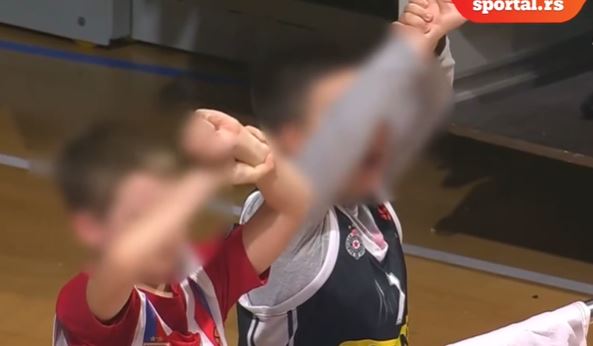 (VIDEO) IZAZVALI FENOMENALNE REAKCIJE Dječaci u dresovima Crvene zvezde i Partizana pokazali košarkašku kulturu na meču Orlova
