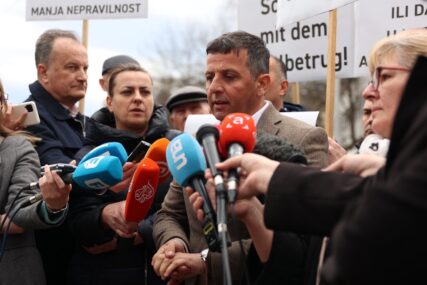 (FOTO) Vukanović isprozivao Šmita i Dodika "Lokalni izbori će proći u mafijaškoj atmosferi, baš kao što gledamo u seriji 'Narkos'"