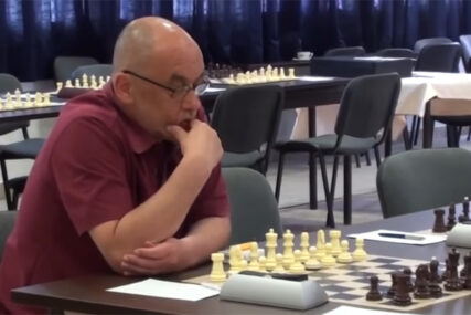 Nedim Lalić Lala sjedi za šahovskom tablom
