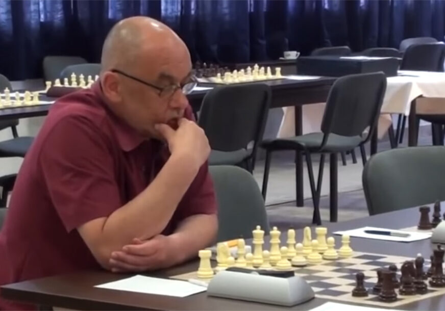 Nedim Lalić Lala sjedi za šahovskom tablom