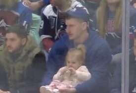 (VIDEO) DOMINIRA GDJE GOD SE POJAVI Jokić sa kćerkom gledao hokej, pa doživio gromoglasne ovacije