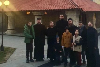 (FOTO) PONOVO POKAZAO VELIKO SRCE Mirotić zajedno sa porodicom otišao na Prizren i pomogao vjernicima