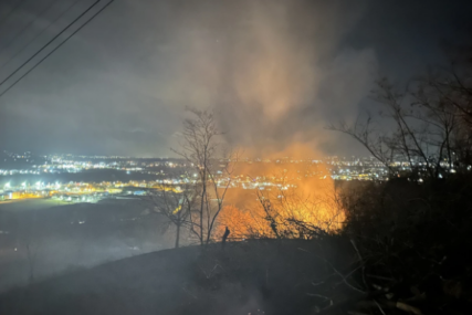(FOTO) "Strahujemo da ne dođe i do naših kuća" Gori nekoliko hektara zemlje, vatrogascima u gašenju požara probleme stvara VJETAR