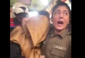 (VIDEO) "Samo je jedna kazna za one koji vrijeđaju proroka" Bijesni muškarci napali ženu, htjeli da joj ODRUBE GLAVU zbog onog što je obukla