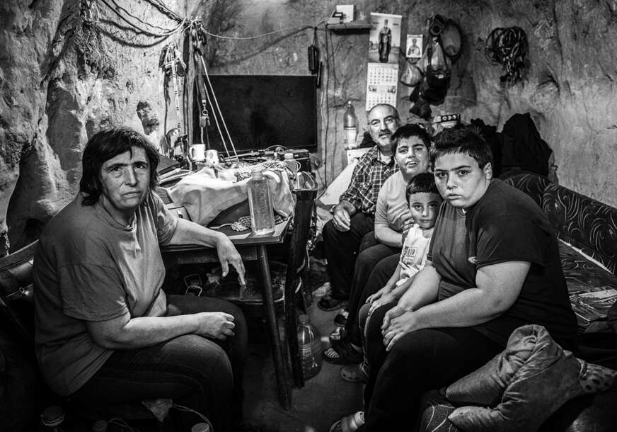 (FOTO) "Ponekad i gladni legnemo u krevet" Porodica Čuturilov ŽIVI U PEĆINI u uslovima koji nisu dostojni čovjeka, auto im i špajz i ormar
