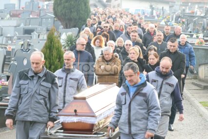 (VIDEO, FOTO) "Srce mi je puklo kad sam čuo kako je Saša ubijen" Brojni građani i prijatelji se oprostili od brutalno ubijenog Saše Kulišića