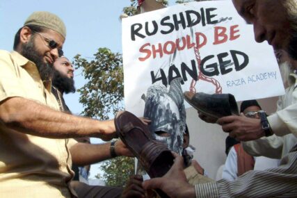 24. februar kroz istoriju: Za ubistvo Salmana Rušdija ponuđena nagrada od 3 miliona dolara
