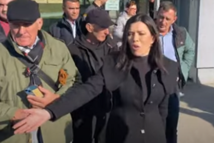 (VIDEO) “Oni će nas pobiti sve” Vulićeva istrčala iz sudnice i počela psovati sutkinju Senu Uzunović