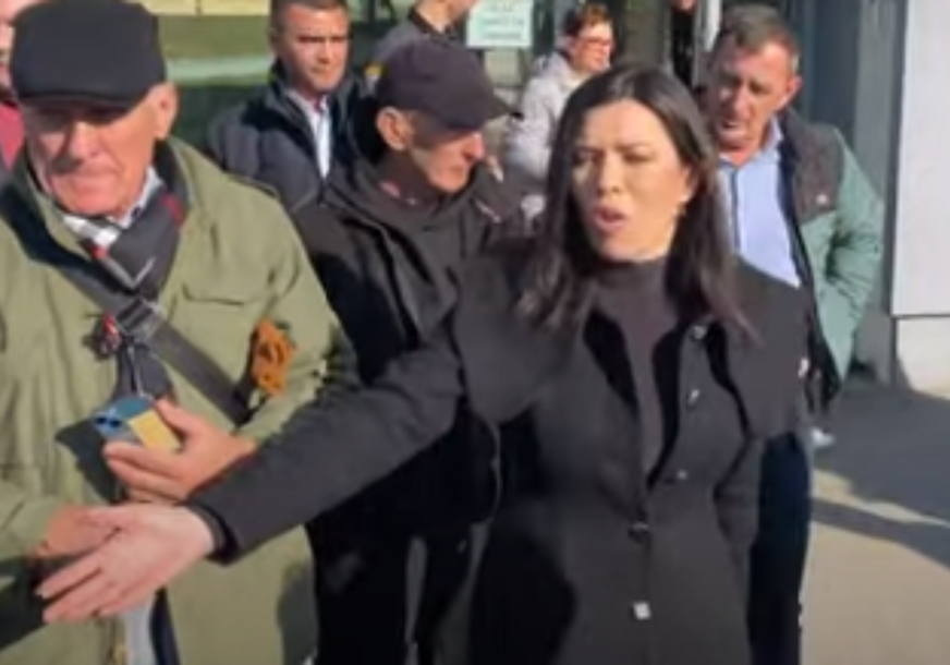 (VIDEO) “Oni će nas pobiti sve” Vulićeva istrčala iz sudnice i počela psovati sutkinju Senu Uzunović