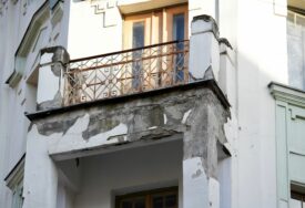 (FOTO) Fasada otpada: Šetnja u Sarajevu postala opasna za građane i turiste