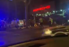 (VIDEO) Epilog teške saobraćajne nesreće kod Sarajeva: Automobil u potpunosti SMRSKAN, povrijeđene 2 osobe