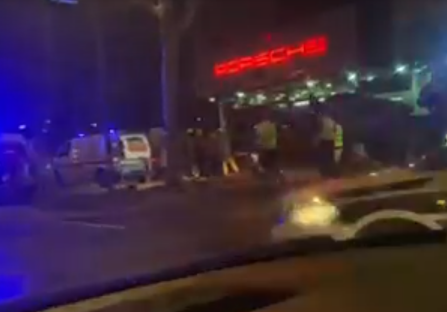 (VIDEO) Epilog teške saobraćajne nesreće kod Sarajeva: Automobil u potpunosti SMRSKAN, povrijeđene 2 osobe