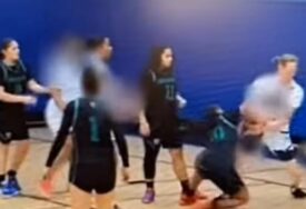 (VIDEO, FOTO) HAOS U AMERICI Transrodni igrač povrijedio 3 košarkašice, trener povukao ekipu sa terena