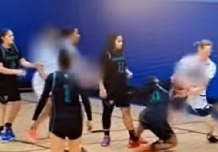 (VIDEO, FOTO) HAOS U AMERICI Transrodni igrač povrijedio 3 košarkašice, trener povukao ekipu sa terena