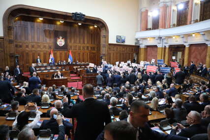 (FOTO) "Kosovo je Srbija, izdaja vam neće proći" Uz transparente opozicije, KONSTITUISANA SKUPŠTINA SRBIJE