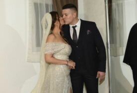 (VIDEO, FOTO) Sve spremno za gala slavlje: Sloba Radanović u odijelu, Jelena blista u vjenčanici od koje "pada vilica"